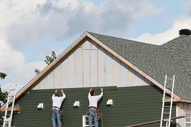 Professional Vinyl Siding technician working in Bensenville, IL